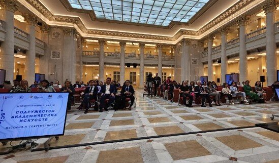 Мероприятие проходит в четырех тематических блоках, которые посвящены науке, живописи, музыке и творческому развитию молодежи