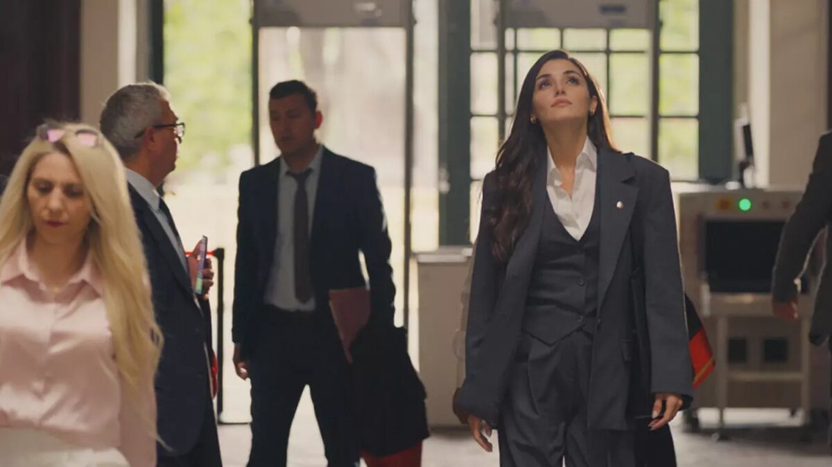 Хандэ Эрчел в роли прокурора в сериале "Два незнакомца"