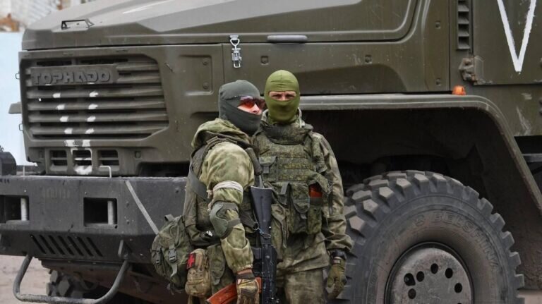 Военнослужащие одного из подразделений ВС России около Урал-63704-0010 «Торнадо-У» в зоне СВО