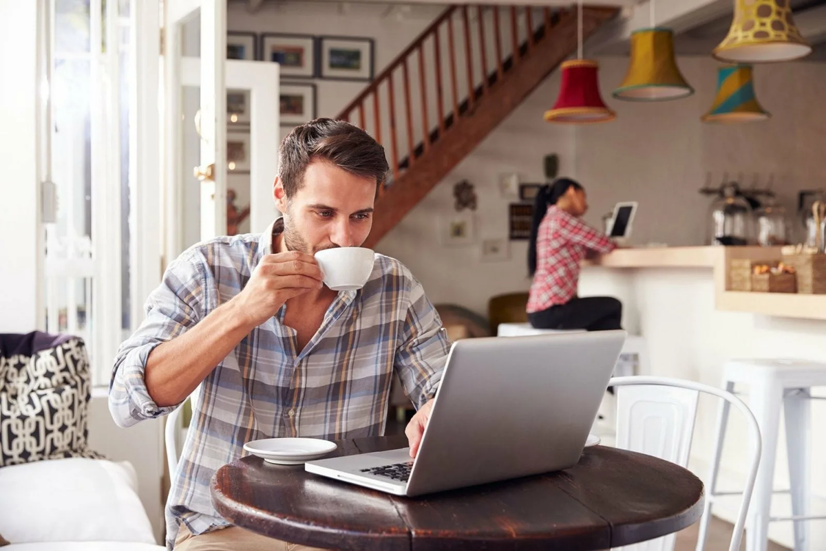 Сидим дома пьем чай. Мужчина с ноутбуком в кафе. Парень с ноутом в кафе. Пить кофе. Человек пьет кофе.