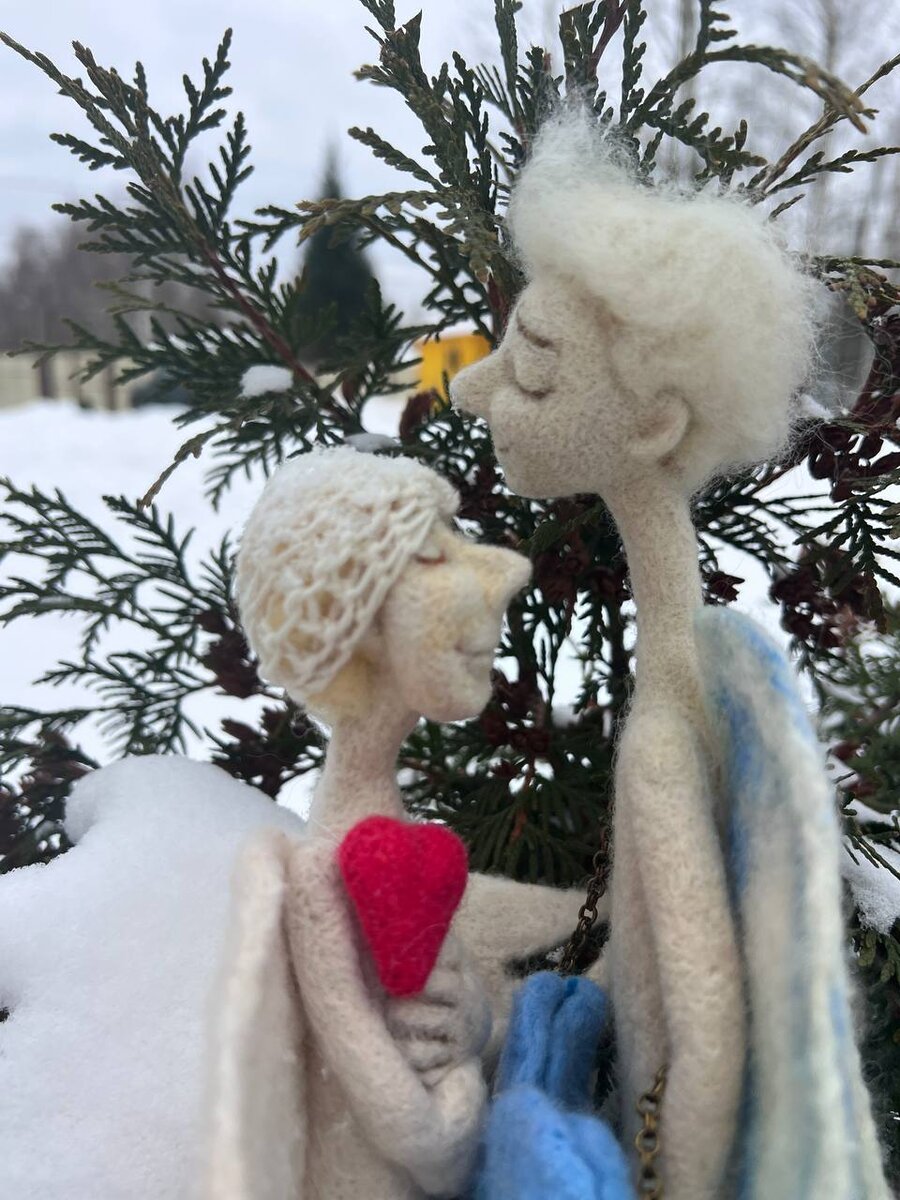 Справа парень, который улетел в другой дом 