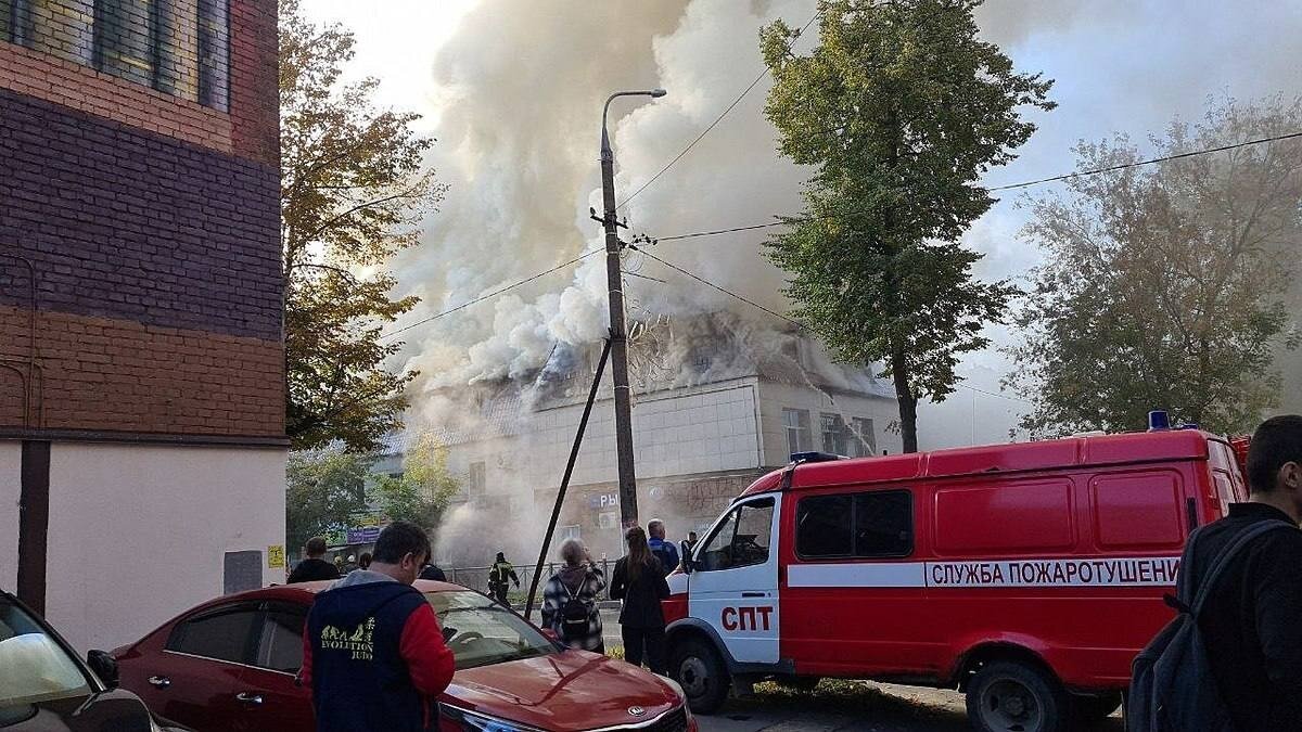     Крупный пожар начался в Советском переулке в подмосковном Щелково, где находится продуктовый магазин.