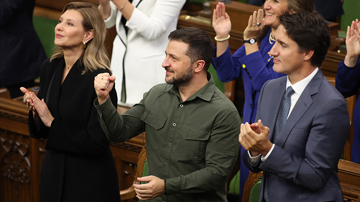 ЕЛЕНА И ВЛАДИМИР ЗЕЛЕНСКИЕ, ДЖАСТИН ТРЮДО ПРИВЕТСТВУЮТ "ВЕТЕРАНА"-ЭСЭСОВЦА В КАНАДСКОМ ПАРЛАМЕНТЕ. ФОТО: PATRICK DOYLE / KEYSTONE PRESS AGENCY / GLOBALLOOKPRESS 