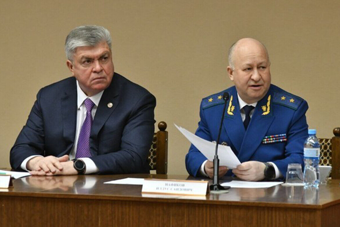 ​С 1996 по 2000 год он работает прокурором Нижнекамска, потом возвращается в родной город и на следующие семь лет становится прокурором Набережных Челнов Фото: nabchelny.ru