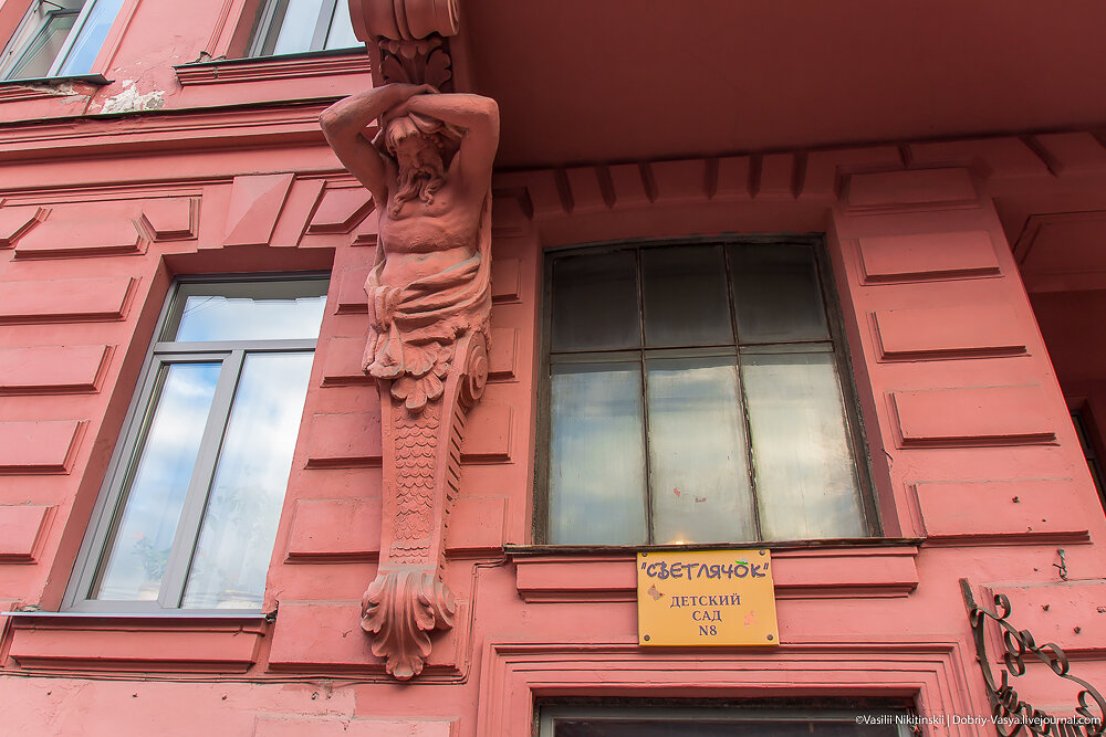 Выхожу из гостиницы.
В Питере даже детские сады поддерживают атланты..

