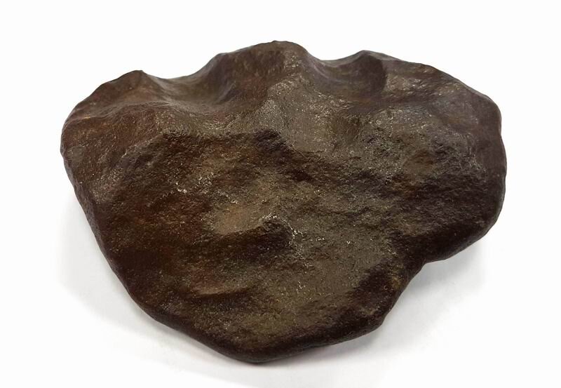 С этой стороны камень ложится в руку как утяжелитель.