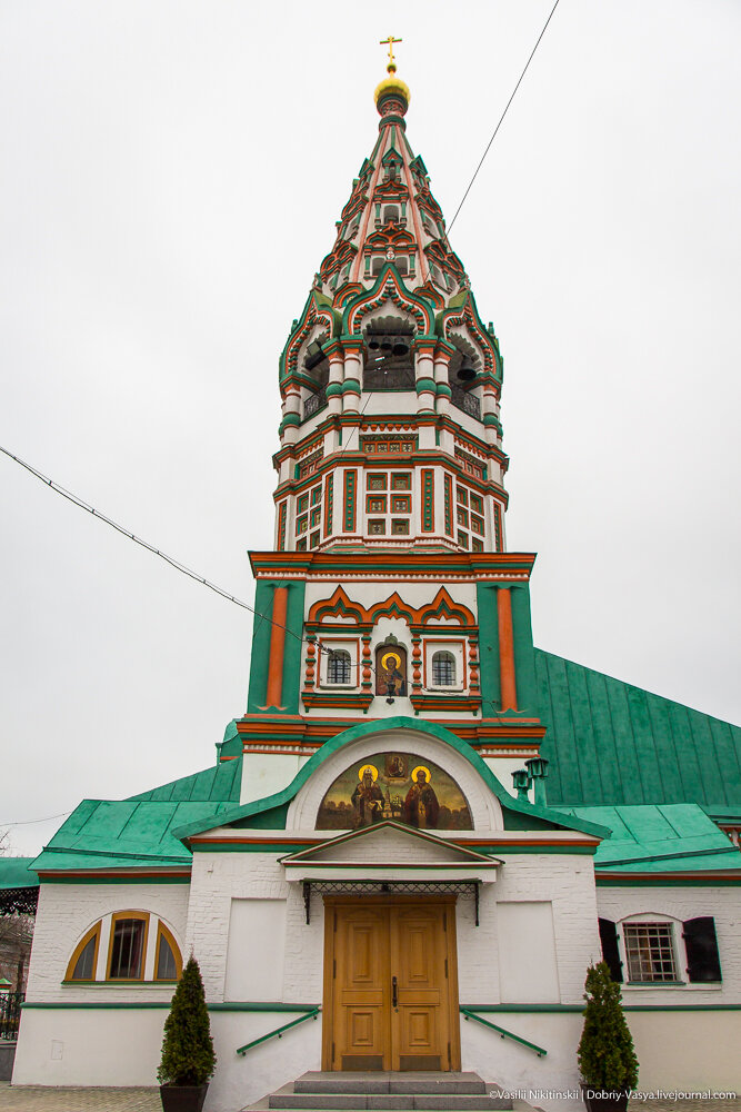 Здание просто невероятное.
Будто резная колокольня, является одой из самых высоких в Москве.

