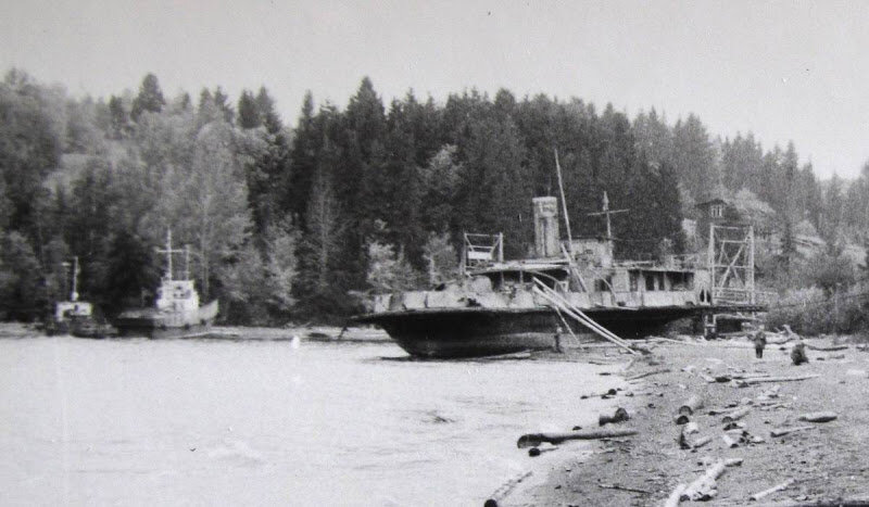 На дальнем плане турбаза Ельник. 