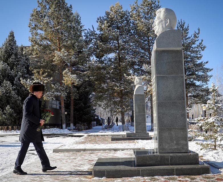 Сапар Исаков возложил цветы к бюсту Айтматова в селе Шекер и осмотрел дом-музей писателя