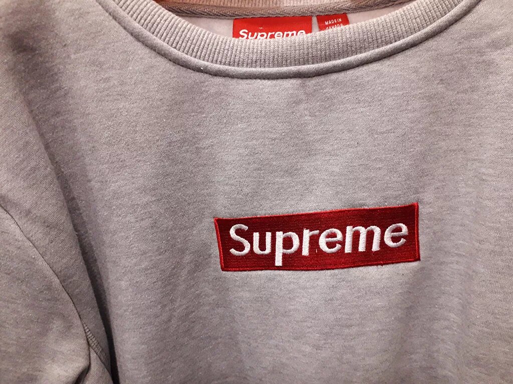 Supreme надпись