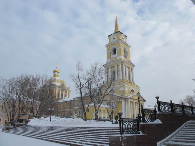  Галерея в чистом и прозрачном морозном воздухе выглядит просто великолепно. Я так и не понял почему, но ее колокольня постоянно заваливалась с этого ракурса - как не снимай.