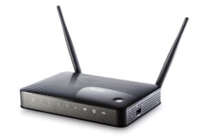 Роутер Zyxel Keenetic - пример хорошего домашнего маршрутизатора. Речь сейчас идет не об устройствах, часто предлагаемых или навязываемых провайдерами, а о тех, что пользователь выбирает самостоятельно. С Keenetic от Zyxel довольно сложно соперничать более раскрученным устройствам, но в то же время и более «глючным».