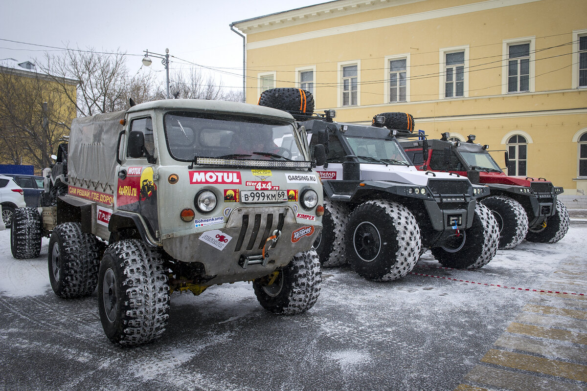 УАЗ-3303 "Головастик", как и оба Шамана едут на шинах сверхнизкого давления производства компании Авторос.
