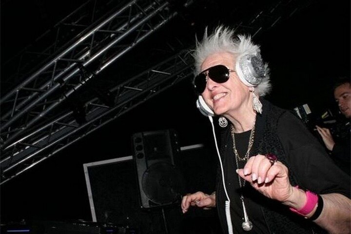 старая диджейская аппаратура. бабушка dj ruth flowers. рут флауэрс (мамми рок), диджей. бабки зажигают. старик диджей.