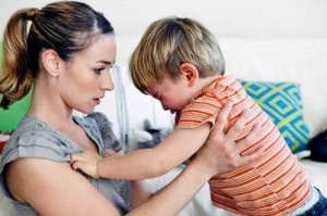 
И вот он, наш долгожданный и родной комочек счастья. Он такой маленький и беззащитный, но таит в себе огромный потенциал. С каждым днём малыш растёт и развивается, ознакомляясь с окружающим миром и познавая его. Первый зубик, первое слово и нетвёрдые шаги. Как быстро уходит время. И вот ваша крохотуля уже разговаривает. Все проблемы остались позади, и ваше чадо вовсю бегает и прыгает по квартире, переворачивает всё вверх дном и упрямиться. Вы не знаете, что происходит с вашим ребёнком. Успокойтесь, дышите – это всего лишь кризис трёх лет.