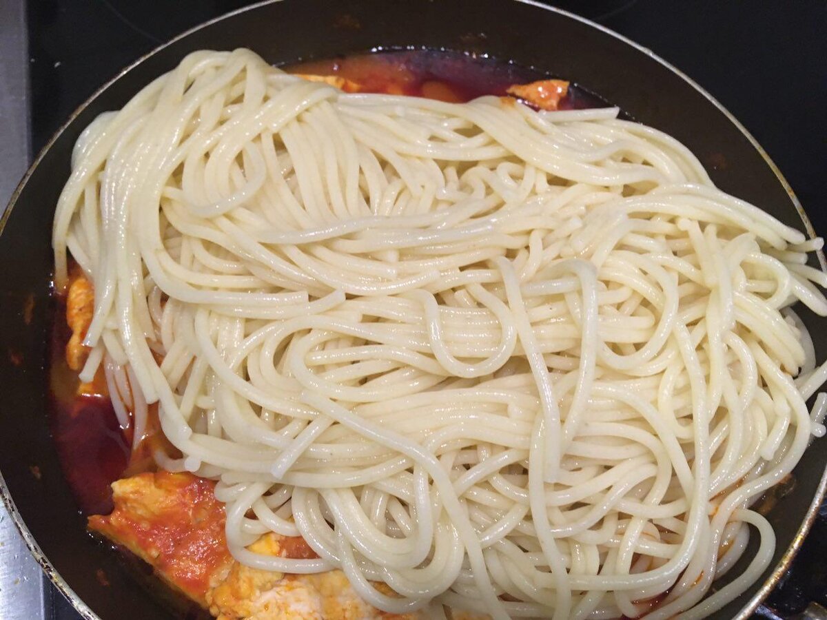 Спагетти с курицей в томатном соусе — рецепт с фото пошагово