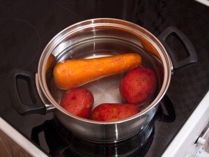 Картофель и морковь отварить до готовности. 
Остудить, почистить.