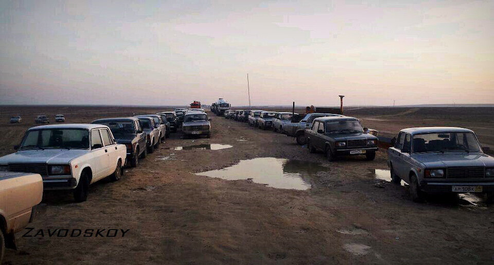 
В  надежде на то, что новое ограничение будет пересмотрено, перегонщики  провели на границы более трех недель. Но в итоге вернулись домой ни с  чем.
Обратной дороги также не было – без штампа туркменской таможни их был не пропустили назад на территорию Казахстана.