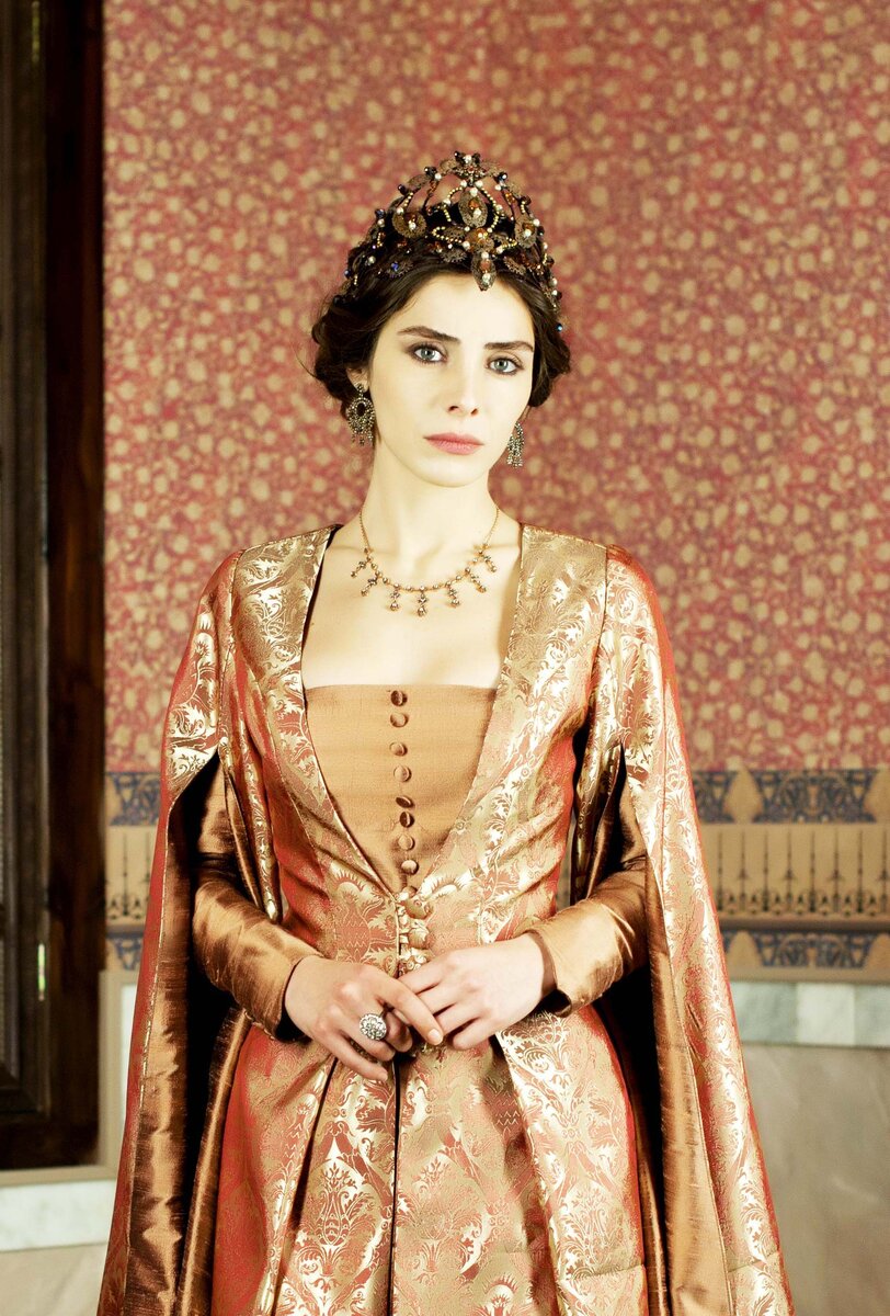 Махидевран Султан можно назвать главной героиней в ряду главных героинь уже потому, что она была матерью претендента на трон и главной соперницей возлюбленной султана – Хюррем.