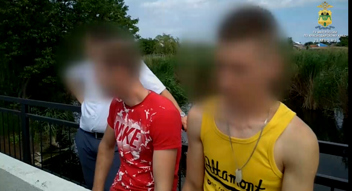 Кто-то из них разбойник. Ну, подозревается в разбое