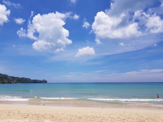 
Итак, пляж Камала — этот участок побережья расположился севернее Патонга и южнее Сурина. По краям от пляжа раскинулись Лаем Синг и Калим. На карте отчётливо видно, месторасположение пляжа.

Протяженность береговой линии 2,5 км в длину и около 30 метров в ширину. Во время отлива ширина берега увеличивается.