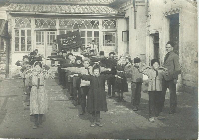 Отряд пионеров крымскотатарской школы на гимнастике, Бахчисарай, 1920-е годы. Из фондов Бахчисарайского историко-культурного заповедника 