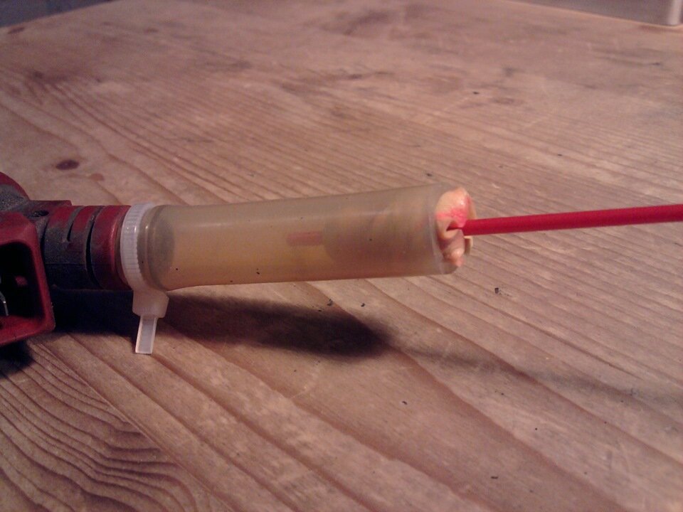 Форсунка — резиновый шланг подходящего диаметра — трубочка карбклинера, "запрессованная" в шланг посредством… беруши из аптеки