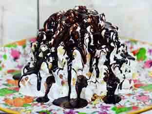 Мультиварка незаменимая помощница на любой современной кухне. С помощью неё можно испечь самый вкусный десерт «Графские развалины». Время приготовления два часа. Торт бисквитного типа.