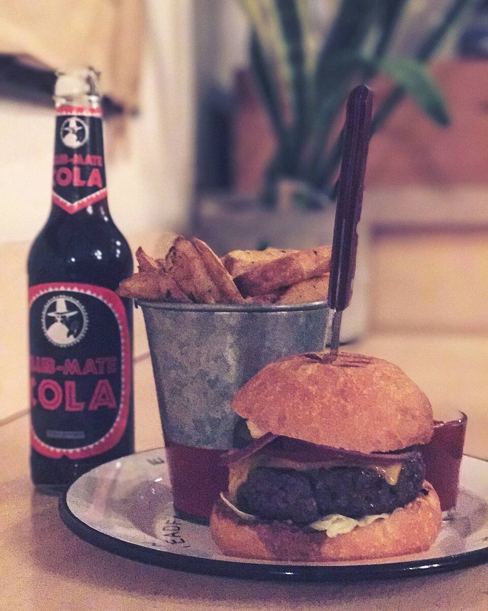 На фото: Американский Бургер