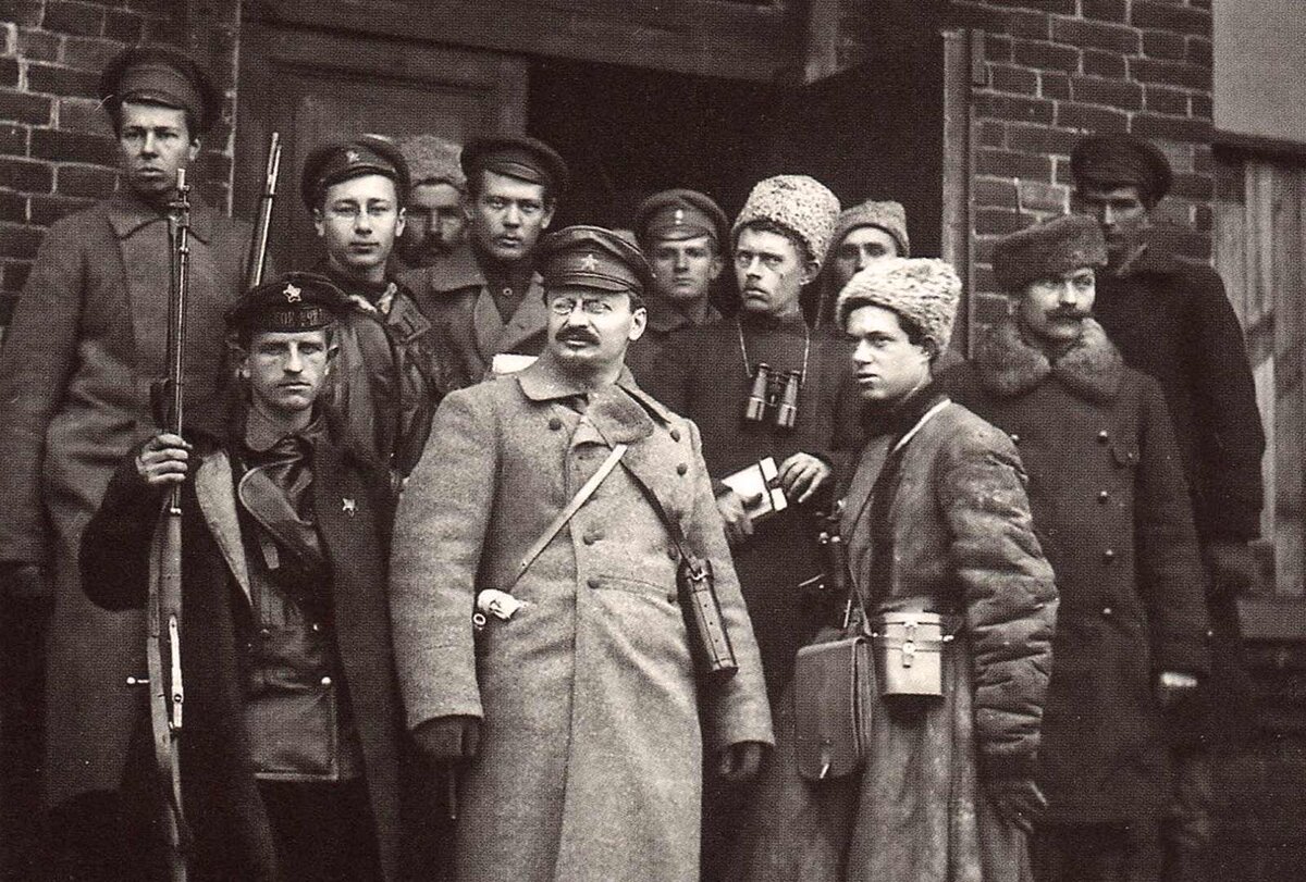 Военно гражданская. Троцкий Лев Давидович Реввоенсовет. Троцкий Лев Давидович красная армия. Троцкий председатель Реввоенсовета. Лев Троцкий 1917