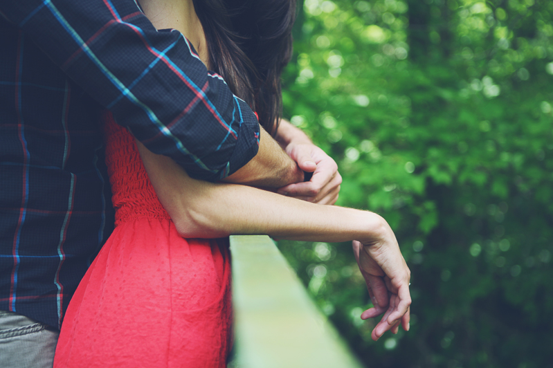 обнимает со спины. обнять мужчину со спины. объятия влюбленных. парочка обнимается. объятия влюбленных.