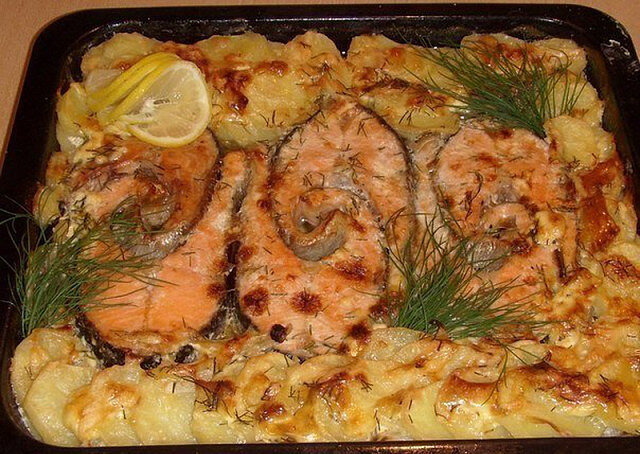 Запекаем РЫБУ - 6 рецептов! 
1. Обалденная вкусная запеканка картофельная с рыбкой

Получается изумительная хрустящая сырная корочка! И рыбка, и картошка в сливках со специями приобретают нежный пикантный вкус! Быстро, легко и вкусно! Рецепт для уютного семейного ужина, все будут довольны и сыты.

Ингредиенты:

- 5-6 картофеля
- 500 г рыбы
- 2 помидора
- 1 большая луковица
- сыр
- зелень
- сливки

Приготовление:

Многие соблюдают пост, поэтому сливки можно заменить рыбным бульоном. И тогда верхний слой вместо сыра можно выложить лук со сладким перцем, будет не менее вкусно.

Картофель режем кружочками потоньше, лук кольцами или полукольцами - кому как удобно, помидоры тоже можно нарезать кольцами или полукольцами, рыбку небольшими кусочками.

Сыр не трем на терке, как обычно, а нарезаем тонкими пластиночками - как на бутерброд. Зелень мелко рубим.

В сливки добавляем соль, перчик, можно еще какие-нибудь специи для рыбки.

В форму сначала выкладываем слой картофеля, затем лучок, затем рыбка.

Слегка присаливем, посыпаем зеленью и хорошо смазываем сливками (или поливаем - все зависит от жирности сливок). Затем помидоры - тоже смазываем сливками.

Последний слой - сыр! Выкладываем пластиночки сыра так, чтобы они покрыли практически всю поверхность. Остатки сливок аккуратненько выливаем по краям.

Запекаем минут 25-30 при температуре 200 - 220 градусов.

Приятного аппетита.

2. Треска запечённая с сыром и томатами

Нам понадобится:

2 небольших филе трески или другой белой рыбы
соль, чёрный перец - по вкусу
2-3 помидора (у меня 10 штучек помидорок черри)
5 ст. ложек сметаны 20-25%
2 ч. ложки горчицы (можно взять крупнозерновую, у меня нынче обычная)
100 г твёрдого сыра
зелень

Если филе свежее, то вообще нет разговоров. Если мороженное, размораживаем в холодильнике за сутки, немного обсушиваем салфетками.
Нарезаем рыбу крупными кусочками, выкладываем в форму для запекания (керамическая здесь очень хорошо будет), посыпаем крупной солью и чёрным молотым перцем.
Кстати, если у вас есть порционные формочки, раскладывайте сразу по ним, в них же можно будет и подать.
Помидоры моем, у крупных вырезаем плодоножку и шинкуем кружками, а черри нарезаем на половинки.
Опять же хаотично (день такой) раскидываем по рыбному филе.
Можно ещё присолить, но я не стала.
Сметану соединяем с горчицей.
Сыр натираем на крупной тёрке...
...и смешиваем со сметаной и горчицей. Если совсем густо, можно добавить 1-2 ст. ложки сливок.
Распределяем всю эту массу по треске с помидорками.
Форму ставим в духовку, включаем её на 180 градусов и запекаем 25 минут (плюс-минус 5 минут), пока сыр полностью не расплавится, и не получится аппетитная корочка.
Готово. Блюдо можно подавать и без гарнира, с вкусным хлебом и любимой зеленью. 

Приятного аппетита!

3. Рыба, запеченная с сыром

Нежное рыбное филе, запеченное в духовке под сырной шапкой.

Ингредиенты:

500 г рыбного филе (тилапия, судак и др.)
50 г сыра
2 ст.л. сметаны
1⁄4 часть лимона
соль
перец

Приготовление:

Я использовала рыбное филе тилапии. Рыба получилась очень сочная и нежная, с легким лимонным ароматом и вкусным расплавленным сыром.
Приготовление:

С части лимона стереть на мелкой терке цедру (получится примерно чайная ложка цедры).

Сыр натереть на крупной терке.

Размороженную рыбу посолить, поперчить с двух сторон, выложить в форму.

Посыпать лимонной цедрой и немного сбрызнуть лимонным соком.

Смазать сметаной.

Посыпать натертым сыром.

Поставить в разогретую до 180 градусов духовку. Готовить 20-25 минут.

Рыба, запеченная с сыром - простое, полезное и вкусное блюдо.

4. Форель под чесночным соусом, запеченная на картофельной "подушке"

Ингредиенты:

Картофель — 6 шт.
Сливки — 250 мл
Чеснок — 2 зубчика
Мука — опционально
Морковь — 1 шт.
Лук репчатый — 1 шт.
Форель — 4 стейка
Масло сливочное — опционально
Масло растительное — опционально
Специи — по вкусу

Приготовлеие:

1. Подготовить ингредиенты.
2. В сотейнике растопите сливочное масло. Пару минут потомите в нём мелко нарезанный чеснок, чтобы он пустил аромат.
3. Добавьте столовую ложку муки и слегка обжарьте.
4. Добавьте сливки, интенсивно помешивая.
5. Как только соус загустеет, добавьте немного кипячёной воды и специи: соль, лавровый лист и смесь перцев. Доведите соус до кипения, выключите и накройте крышкой. 
6. Затем обжарьте натертую морковь с луком. 
7. Картофель нарежьте кружочками средней толщины. Уложите в форму, добавьте соль, перец и немного растительного масла.
8. Сверху на картошку выложите рыбу, слегка присолив её.
9. На рыбу - морковь с луком.
10. И сверху выложите чесночный соус.
11. Запекайте рыбу 40-45 минут при температуре 180ᵒС.

Приятного аппетита.

5. Рыба, запеченная в яйце с майонезом

Ингредиенты:

рыба
яйца
лук
майонез
сыр

Приготовление:

1. Филе рыбы промыть, обсушить, если есть косточки - лучше их вырезать.
(в д.сл. использовалась рыбка Телапия - готовое филе - продается почти везде, стоит около 140-170 р/кг)
2. Разложить филе на сковородку, смазанную маслом, посолить и посыпать специями.
3. Готовим соус:
Разбиваем в миску 4 яйца, крошим зеленый лук и добавляем 2-3 ст.л.майонеза (любого). Перемешиваем.
4. Выливаем соус на сковородку с рыбой, посыпаем тертым сыром и ставим в духовку на 20 минут.

Приятного аппетита!

6. ФОРЕЛЬ С КАРТОФЕЛЕМ 

Ингредиенты:

● Филе форели - 500 - 600 грамм.
● Картофель - 1,5 кг.
● Сметана - 500 грамм.
● Сыр - 200 грамм.
● Соль, черный молотый перец по вкусу.
● Любые специи для рыбы по вкусу.
● Зелень - укроп, петрушка, кинза.
● Лимон - 1 штука.

Приготовление:

1.Форель помыть и обсушить бумажным полотенцем. Картофель почистить и порезать тонкими ломтиками.
2.Готовим соус. Сметану смешать с тертым сыром, добавить соль, черный молотый перец, специи, все тщательно перемешать. Противень смазать растительным маслом. Куски форели смазывать приготовленным соусам и выкладывать на противень. Затем выложить картофель и все залить оставшимся соусом.
3.Духовку предварительно разогреть до 200 градусов и поставить в нее противень. Запекать в течении 20 минут, затем снизить температуру до 150 градусов и запекать еще минут 25. Выложить на блюдо, украсить зеленью.