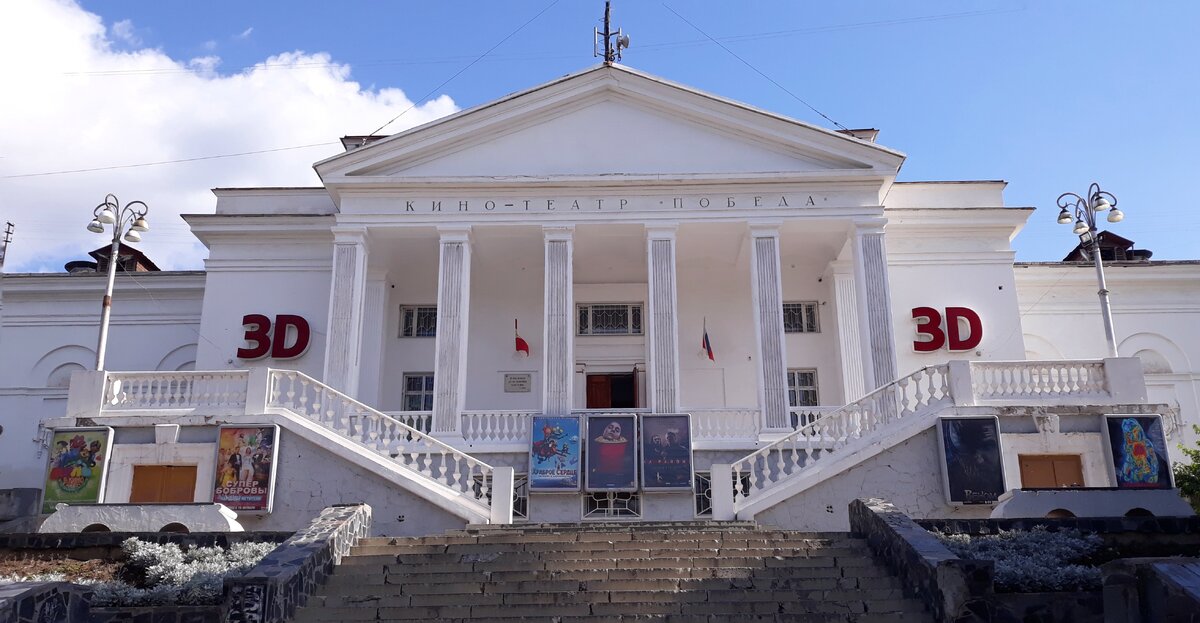 Вход в кинотеатр.