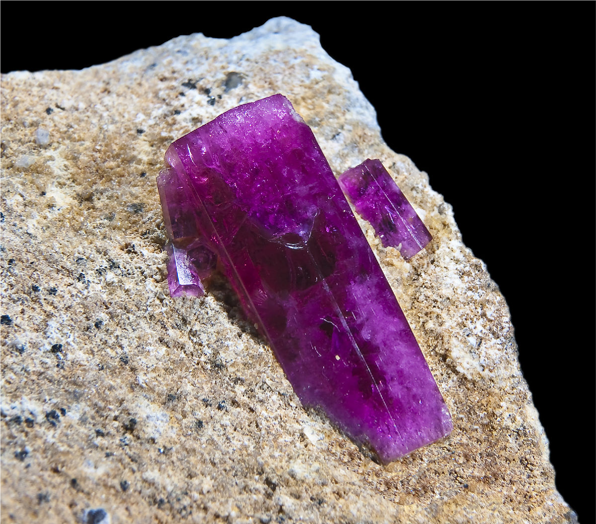 Биксбит (красный изумруд) - единственное месторождение в Штате Юта, США