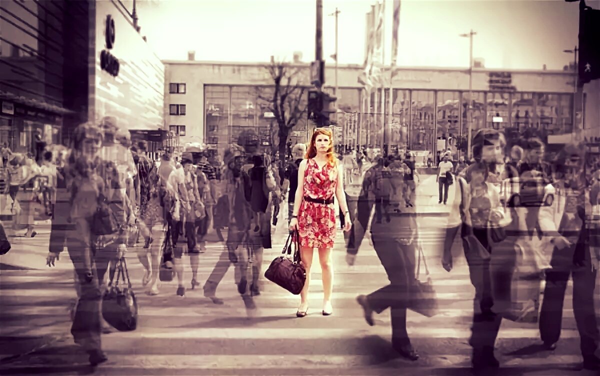 В толпе прохожих. Девушка среди толпы. Человек среди толпы. Девушка в толпе людей. Девушка среди людей