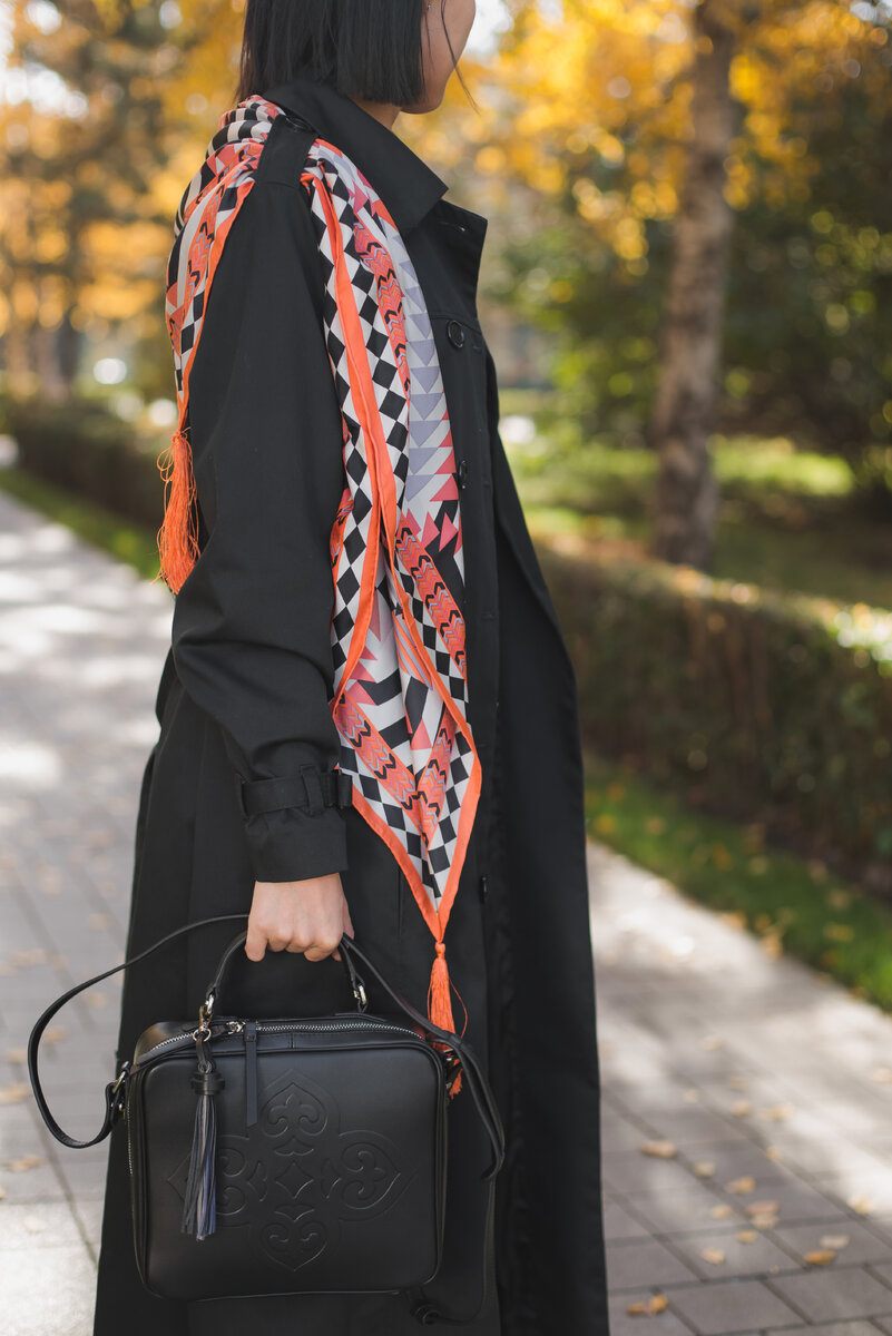 Шелковый платок "Тулпар" (размер 100 см на 120 см) - 29 890 тенге, кожаная сумка - 55 800 тенге