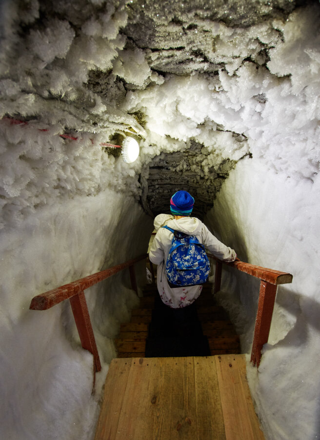 1. Спускаться в вечную мерзлоту - не опасно. На фото это делает девушка с младенцем.