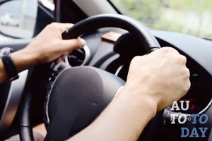 Автомобилисты после продолжительной езды перестают замечать постоянные вибрации, которые исходят от машины. Некоторые из этих вибраций сигнализируют о том, что с машиной все в порядке, а вот некоторые могут быть «звоночком».