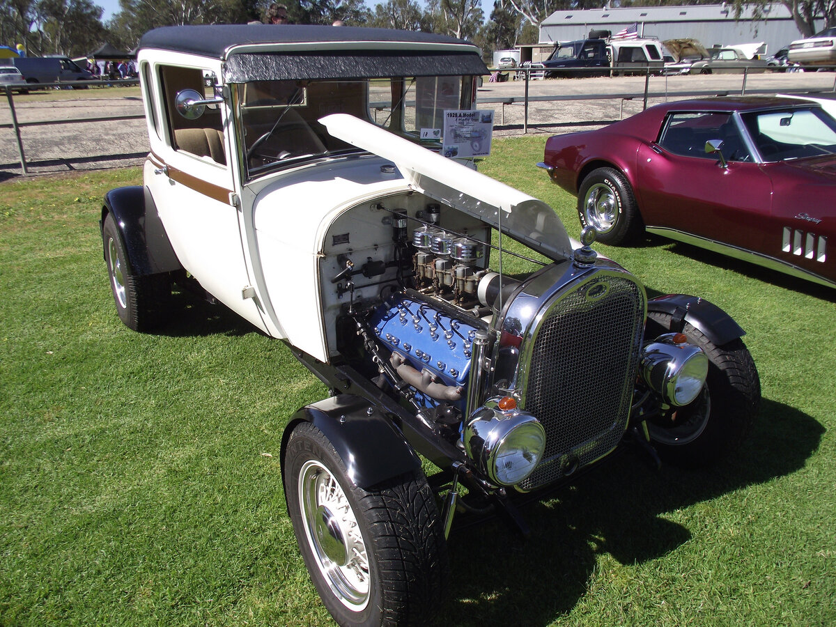 Этот Model A 28-ого года обладает двигателем Lincoln-Zephyr 305. Аккуратно расточенные цилиндры и слегка увеличенный радиус кривошипа с тремя карбюраторами Holley 94 на трёхскоростной коробке передач 39-ого года. Первоклассная машина