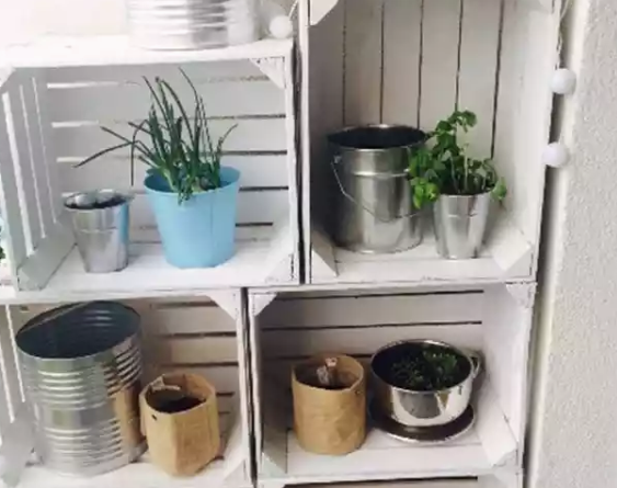 Книжная полка из ящиков - как это сделать? Вы ищете идеальный книжный шкаф, который удовлетворит все ваши ожидания? Создайте свой собственный! Фруктовые ящики предоставляют неограниченные возможности для размещения. Объедините их любым случае и приспособите к интерьеру. Ваша книжная полка может быть широкой, низкой, высокой, ступенчатой ​​(идеально подходит как пространство под лестницей), окрашенная в белый цвет акриловой краской для дерева или в натуральном виде - все зависит от вас!
