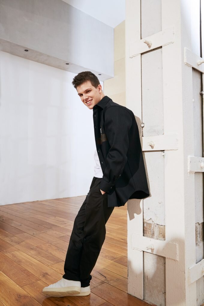 ХЛОПКОВАЯ РУБАШКА, RAF SIMONS; ХЛОПКОВАЯ ФУТБОЛКА, DOLCE & GABBANA; ХЛОПКОВЫЕ БРЮКИ, GOLDEN GOOSE DELUXE; КОЖАНЫЕ КЕДЫ, GIVENCHY.