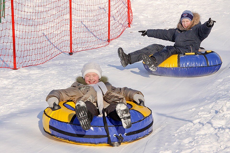 катание на ватрушках. зимние развлечения. солнечная долина тюбинговая трасса. сорочаны тюбинг парк. ватрушка для катания.