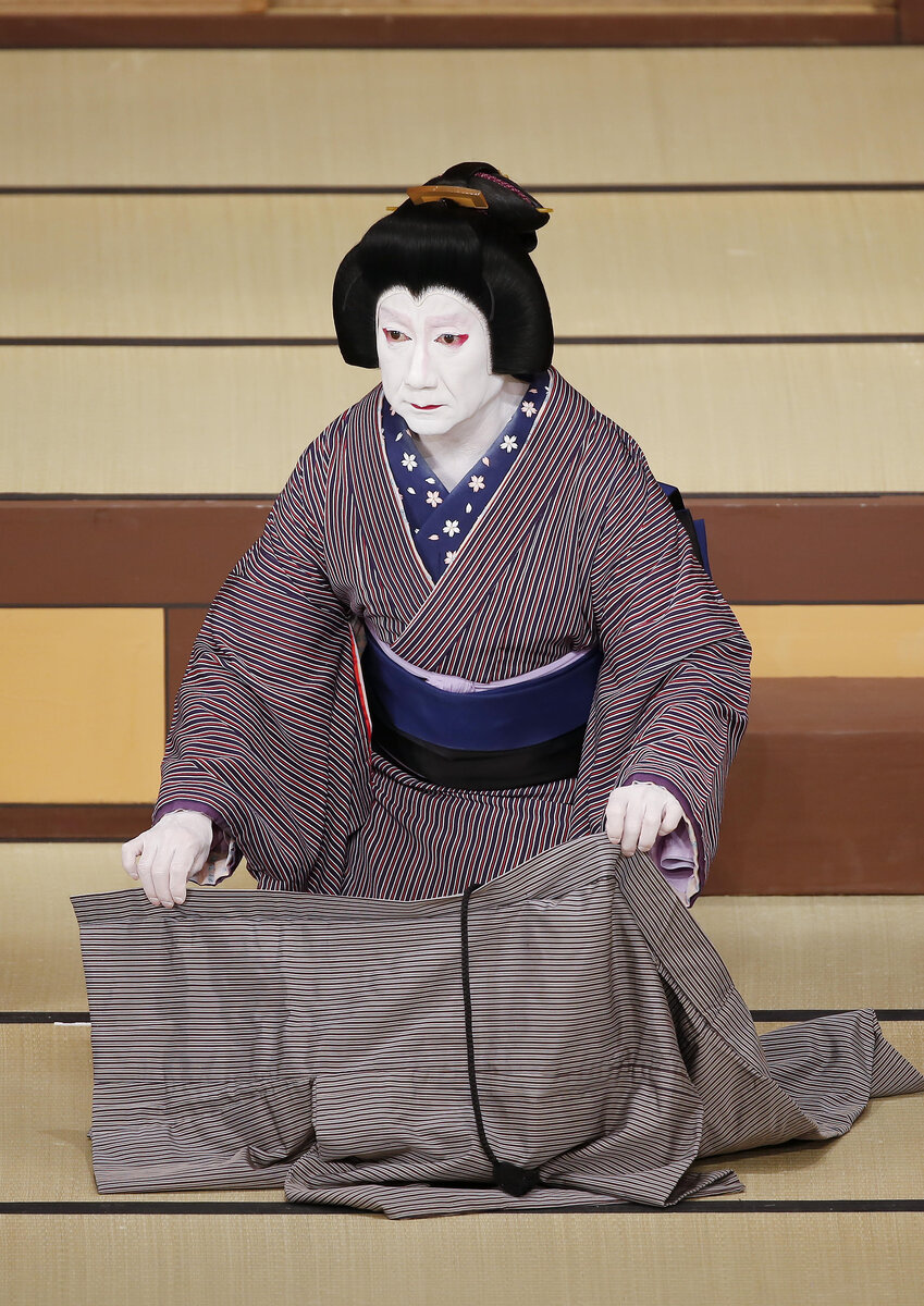 Сэндзяку Накамура в роли Охан — возлюбленной наследника магазина поясов «оби» Тёэмон в пьесе Кабуки «Обия»,  
© Фумио Ватанабэ