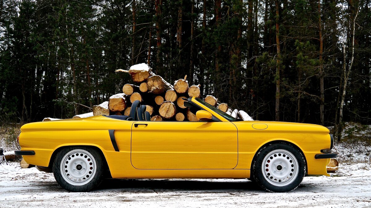 В профиль вытянутая форма кузова напоминает культовый Alfa Romeo Spyder 124, ровесника “ушастого” “Запарика”, но у нашего ЗАЗа формы стремительнее, за счёт более низкой крыши и посадки. Появись этот силуэт лет пятьдесят назад – это был бы фурор! Но тогда была задача сделать доступный и массовый автомобиль, какие там родстеры, спайдеры и кабриолеты? 