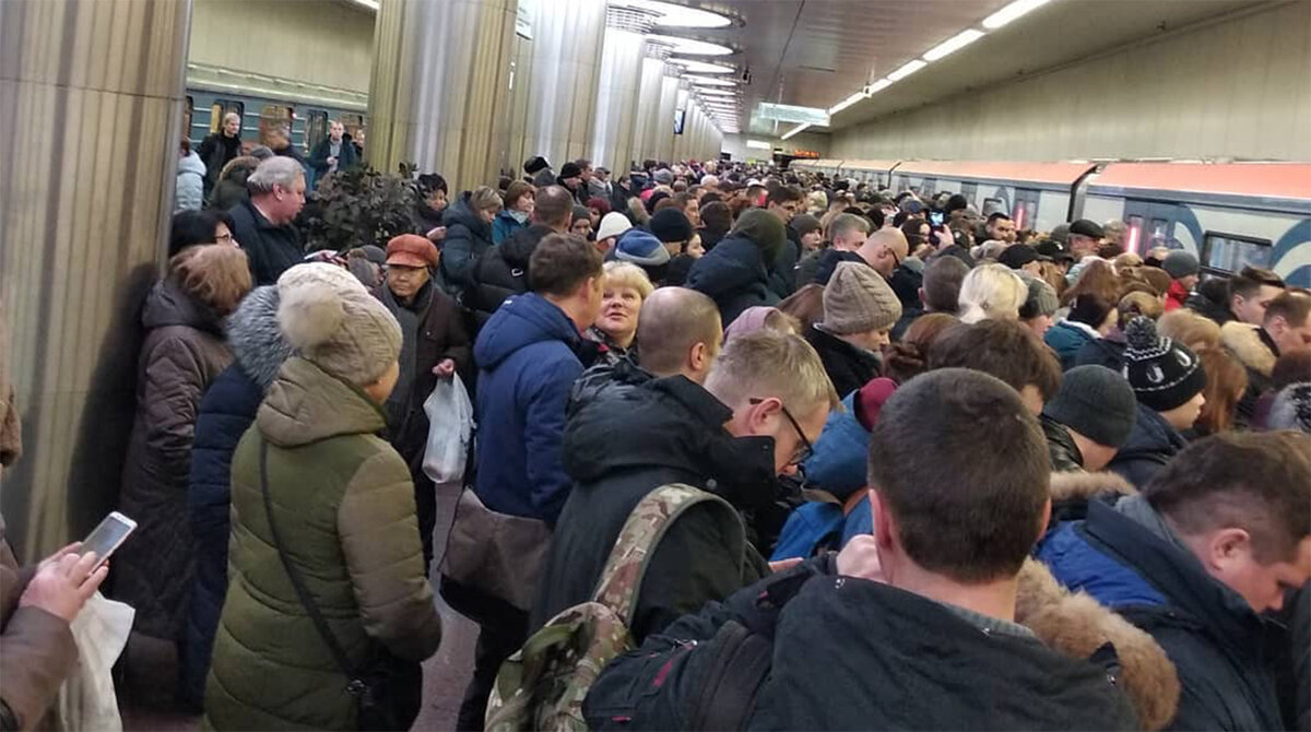 Москва сбой. Давка в метро. Давка в метро Москва. Толпа в метро. Коллапс в метро.