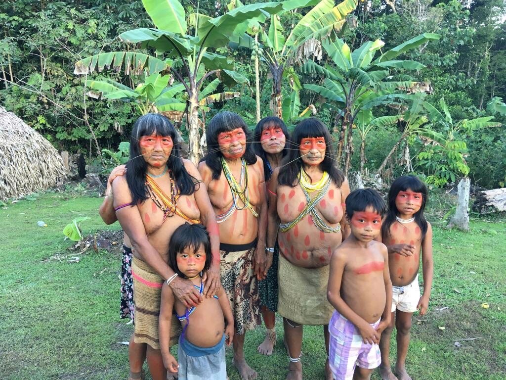 Женщины и дети племени матсес встречают экспедицию.