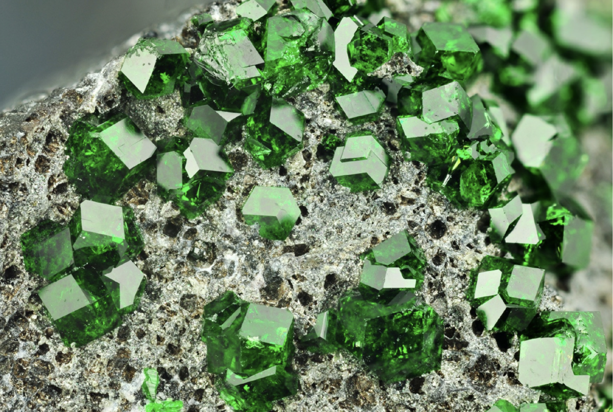 Зеленый гранат уваровит. Смарагд изумруд. Уран элемент цвет. Цвет урана металла. Какие металлы зеленого цвета.