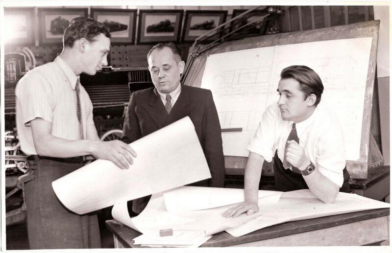 А.Степанов, В.Шайков и  И.Суровцев на фоне чертежей атомного локомотива