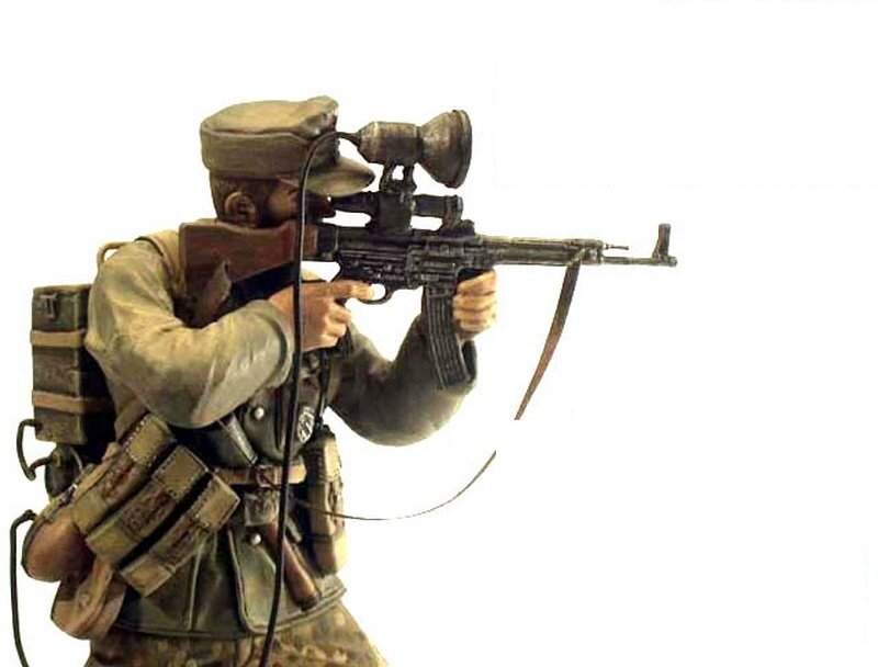 немецкий солдат с ночным прицелом, установленным на штурмовой винтовке Stg-44