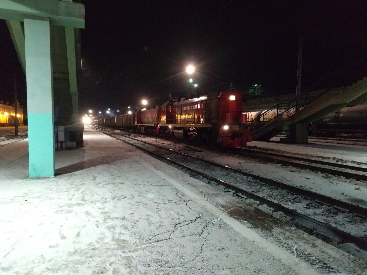 Два локомотива под тяжелой подачей